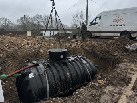Descente d'une microstation dans la fouille à la grue — AquaPro 33