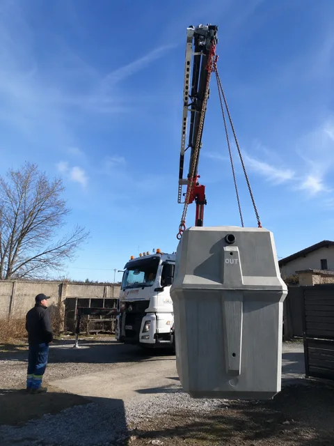 Livraison d'une cuve en béton par camion-grue — AquaPro 33
